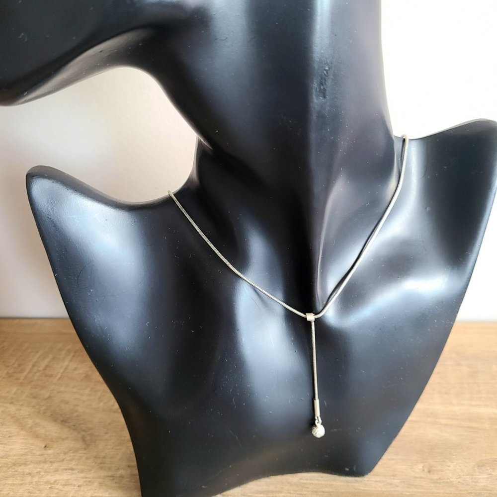Very delicate and elegant sterling silver pendant with dangling ball. - Picture 1 of 4
